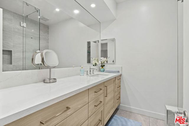 1506 S Bentley Avenue, Los Angeles CA: https://media.crmls.org/mediaz/d5a0647f-73b6-4734-8823-aa00919baea8.jpg