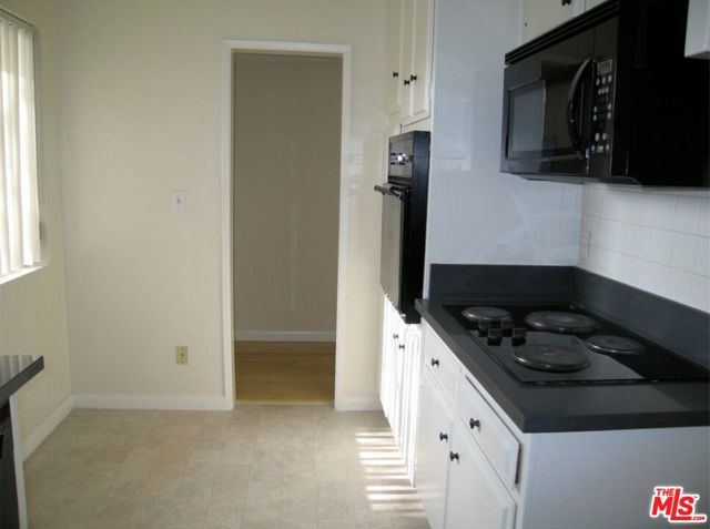 2803 Arizona Avenue, Santa Monica CA: https://media.crmls.org/mediaz/d5a14c8e-c1bf-41b8-b493-6dd6c4e8fde6.jpg