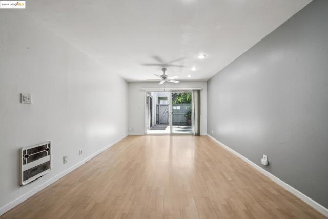 325 Kitty Hawk Rd, Alameda CA: https://media.crmls.org/mediaz/d5a31872-32bb-40d9-b789-031f2b64c164.jpg