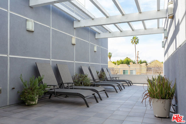 4240 Laurel Canyon Boulevard, Studio City CA: https://media.crmls.org/mediaz/d5a393d7-acd4-46cf-9fb2-1ede179ee8be.jpg