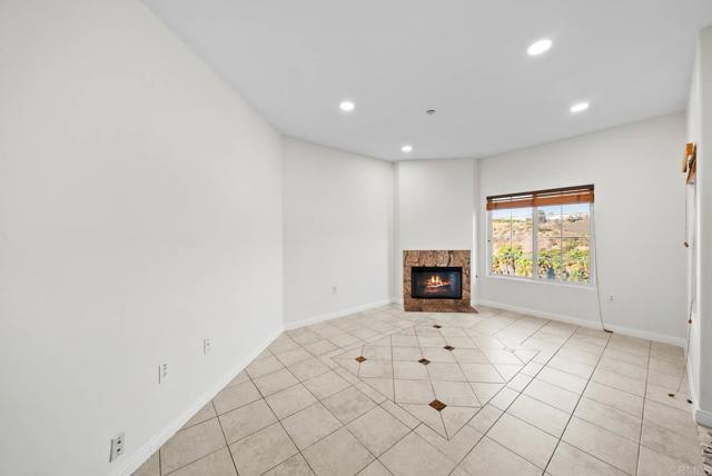 2707 Lake Pointe DR, Spring Valley CA: https://media.crmls.org/mediaz/d5a3b836-3e28-4da9-a827-c9e8a434bb5d.jpg