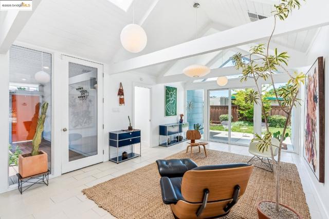 4003 Santa Fe CT, Concord CA: https://media.crmls.org/mediaz/d5a40165-7d3d-41e2-b46b-c7d31188fb53.jpg