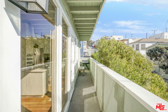 4400 Ocean Drive, Manhattan Beach CA: https://media.crmls.org/mediaz/d5a49a01-32b5-4189-aacb-6a478a60478a.jpg