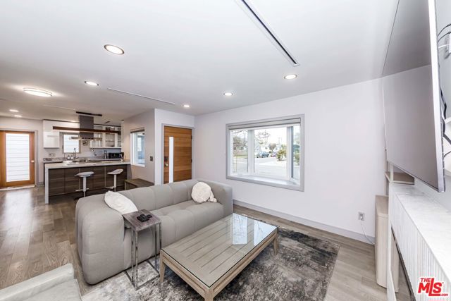 5524 W 122nd Street, Hawthorne CA: https://media.crmls.org/mediaz/d5a521b5-9545-4f4c-b64a-96ee0ecda68d.jpg