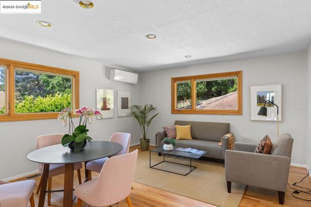 11718 Cranford Way, Oakland CA: https://media.crmls.org/mediaz/d5a60ef3-8f18-4824-bd10-81ff057e3d0f.jpg