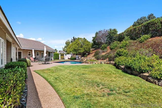 1324 Vista Colina Dr, San Marcos CA: https://media.crmls.org/mediaz/d5a655e1-67da-4400-aac0-c5778efdd91e.jpg
