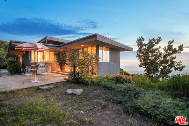475 Stunt Road, Calabasas CA: https://media.crmls.org/mediaz/d5a72836-43f5-468f-9340-d495c4121d9b.jpg