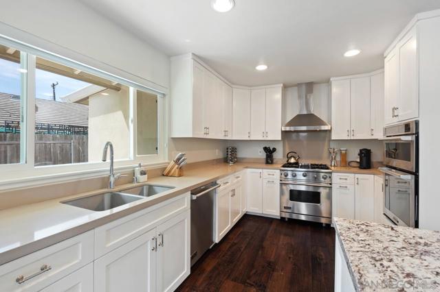 8874 La Jolla Scenic Dr N, La Jolla CA: https://media.crmls.org/mediaz/d5a76a40-5f55-4b02-9008-13066ada0ef2.jpg