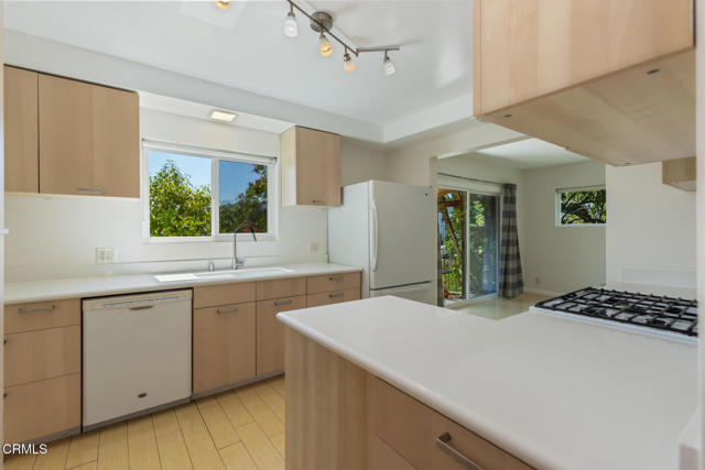 Detail Gallery Image 12 of 40 For 1932 Hilldale Dr, La Canada Flintridge,  CA 91011 - 4 Beds | 2/1 Baths