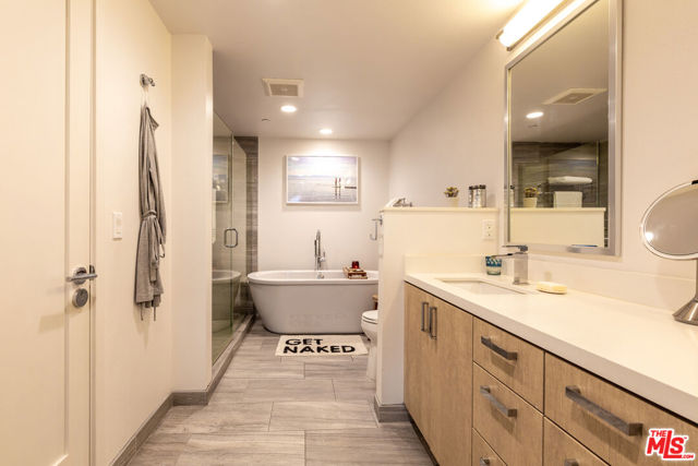 4240 Laurel Canyon Boulevard, Studio City CA: https://media.crmls.org/mediaz/d5a87930-9949-4aeb-82b0-bf87d3709fa6.jpg