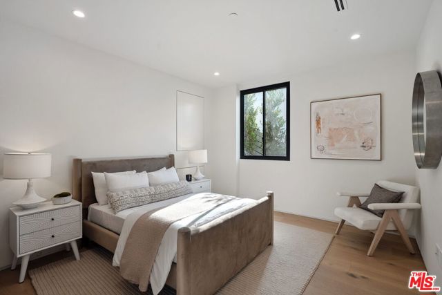 3670 Buena Park Drive, Studio City CA: https://media.crmls.org/mediaz/d5a96781-e210-4891-bfa8-2765af9198a1.jpg