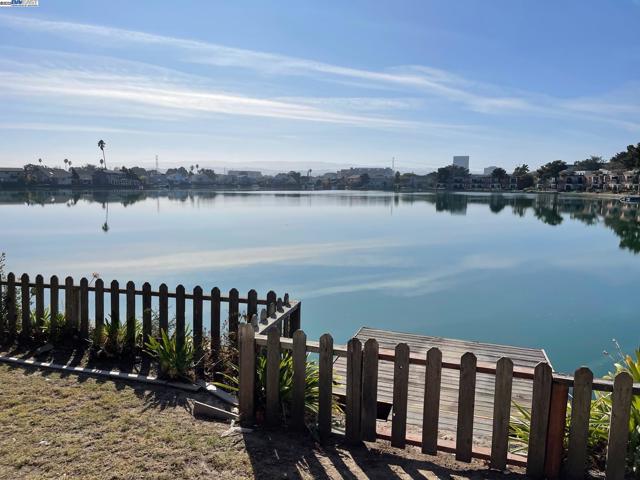 706 Widgeon St, Foster City CA: https://media.crmls.org/mediaz/d5ab8eca-f721-43a1-8ec4-8e4110113823.jpg