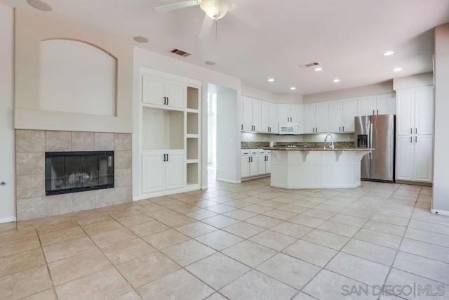 5423 Foxtail Loop, Carlsbad CA: https://media.crmls.org/mediaz/d5ac0969-eb35-4205-a97a-5f6108662c96.jpg