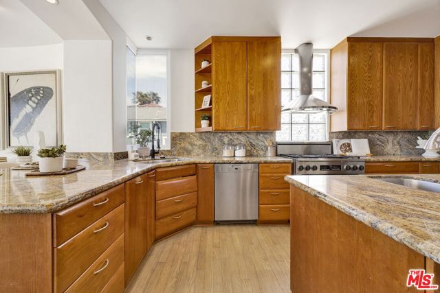 7019 E Seaside Walk, Long Beach CA: https://media.crmls.org/mediaz/d5ac377a-9e29-4584-a492-1a07d3b54249.jpg