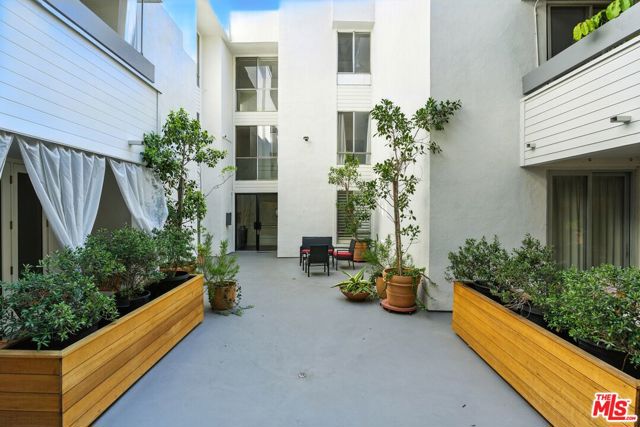 429 N Oakhurst Drive, Beverly Hills CA: https://media.crmls.org/mediaz/d5ac3dfe-1fa1-43ff-9d09-a9c7f5f84c30.jpg