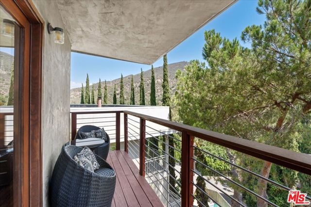 3234 Hillock Drive, Los Angeles CA: https://media.crmls.org/mediaz/d5ac5377-e3b3-469d-95d4-204ba82acf7e.jpg