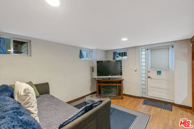 41 Vicente Terrace, Santa Monica CA: https://media.crmls.org/mediaz/d5ac76c1-36de-45ef-8522-d9c4279d7b0d.jpg