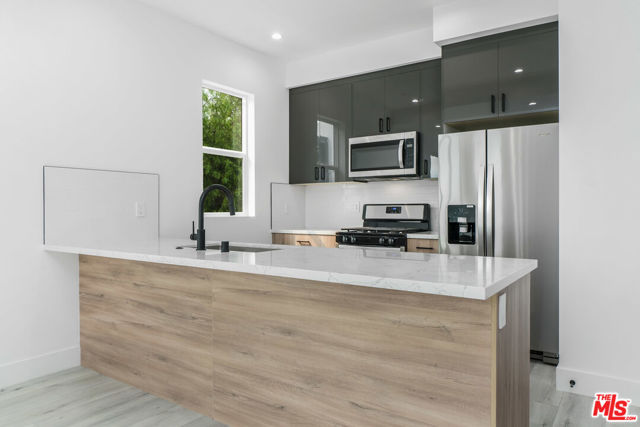 522 N Wilton Place, Los Angeles CA: https://media.crmls.org/mediaz/d5aca245-8da0-455f-be24-dab85d49bcc0.jpg