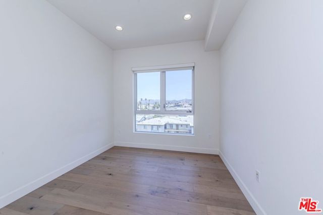 105 S Mariposa Avenue, Los Angeles CA: https://media.crmls.org/mediaz/d5acfcac-4314-4c06-8a66-8e19196c5a47.jpg