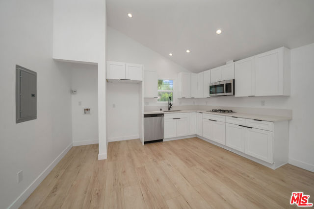6835 Yolanda Ave, Reseda CA: https://media.crmls.org/mediaz/d5ad6666-a8f0-472e-9639-48dcb0373658.jpg