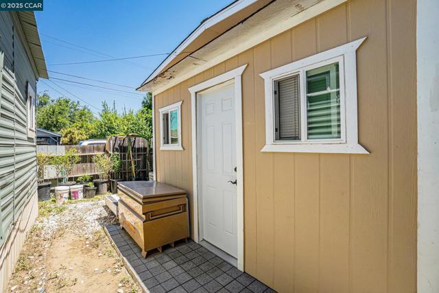 75 E Bolton Rd, Oakley CA: https://media.crmls.org/mediaz/d5ad8c54-bd20-438d-bfc2-cd92bde8bd1b.jpg