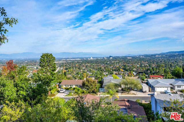 6024 Woodland View Drive, Woodland Hills CA: https://media.crmls.org/mediaz/d5add75c-d456-4743-b52a-811e2a0af9ad.jpg