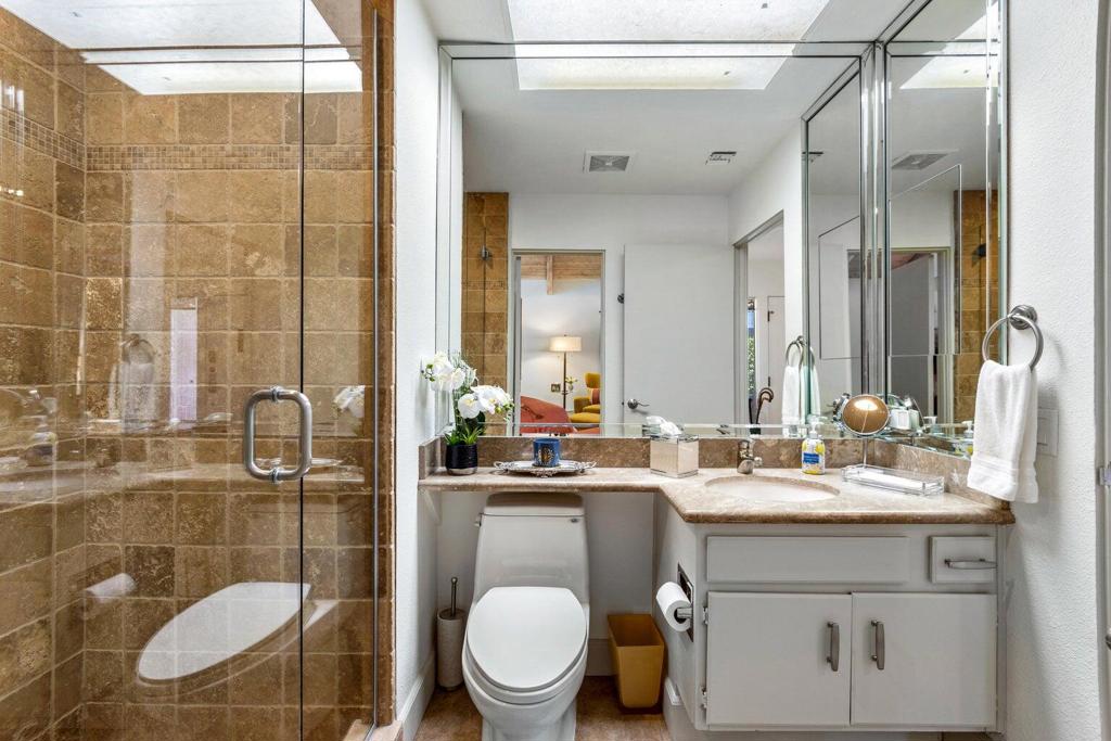 https://media.crmls.org/mediaz/d5ae127c-8204-48fa-b54c-47e7c7df4f5a.jpg?preset=X-Large
