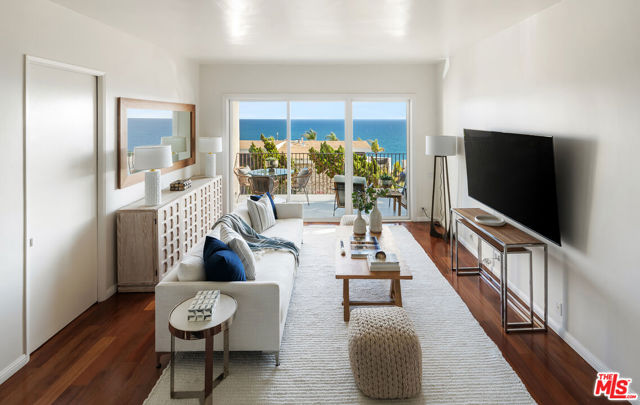 18111 Coastline Drive, Malibu CA: https://media.crmls.org/mediaz/d5aef38d-4641-479d-a325-ffd27de7ea1f.jpg