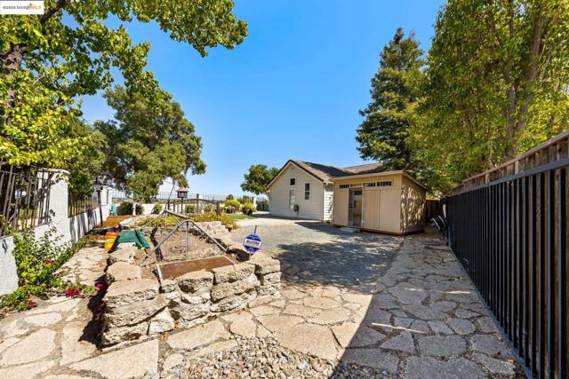 5213 Walker Ct, Antioch CA: https://media.crmls.org/mediaz/d5af49a1-c323-414d-b3ec-3e3bdd8d2f2d.jpg