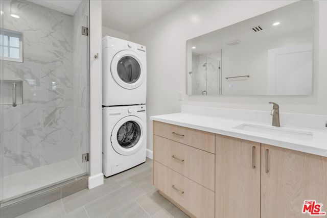 6915 Encino Avenue, Van Nuys CA: https://media.crmls.org/mediaz/d5b0b28b-5278-482f-accc-536fdc1f0b45.jpg