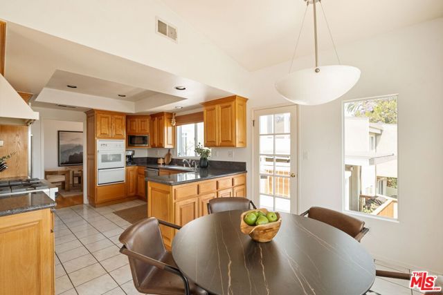 21694 Yucatan Avenue, Woodland Hills CA: https://media.crmls.org/mediaz/d5b133ef-e256-47a7-ab19-e7c8cd563ca0.jpg