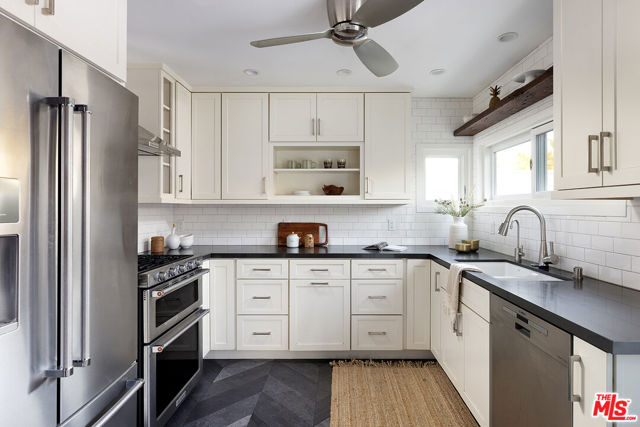 2432 Cloy Avenue, Venice CA: https://media.crmls.org/mediaz/d5b1e7ce-59f7-448b-a990-5cf3afbe4fb4.jpg