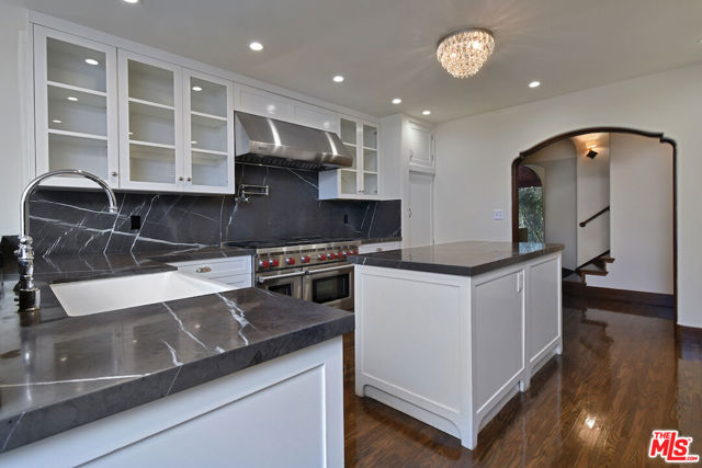 4352 Forman Avenue, Toluca Lake CA: https://media.crmls.org/mediaz/d5b24162-12ad-4f58-9da1-875607503bd8.jpg