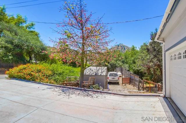 210 Frances Dr, El Cajon CA: https://media.crmls.org/mediaz/d5b37a56-bbad-4004-96aa-c357ae35fafe.jpg