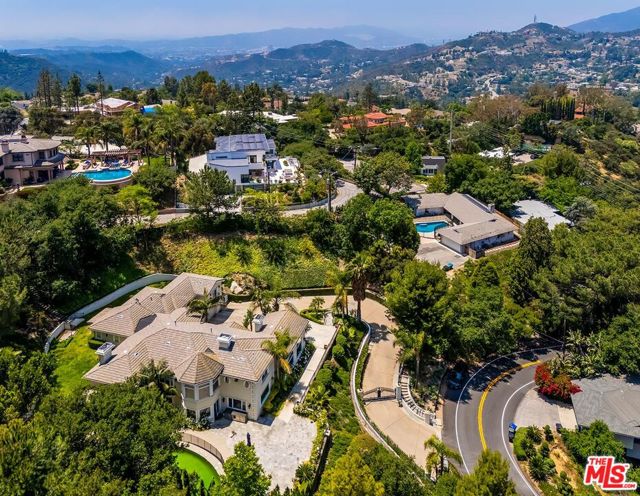 732 Saint Katherine Drive, La Canada Flintridge CA: https://media.crmls.org/mediaz/d5b46e5d-fa18-48e8-83fd-5522d9c1058c.jpg