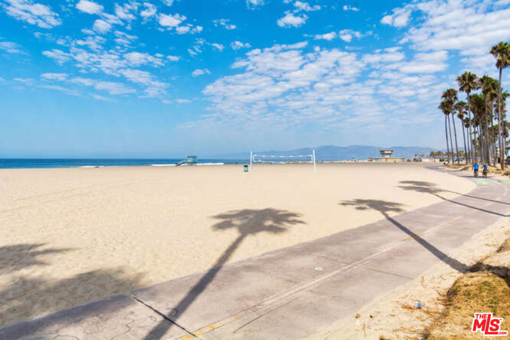 https://media.crmls.org/mediaz/d5b4ae0f-34d3-424b-9d5b-04e4975911c9.jpg?preset=X-Large