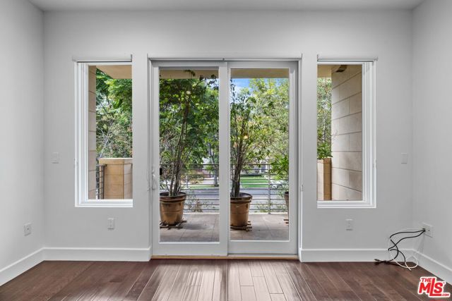 1318 Roxbury Drive, Los Angeles CA: https://media.crmls.org/mediaz/d5b50a09-3c16-4db4-a39b-6d697345e219.jpg