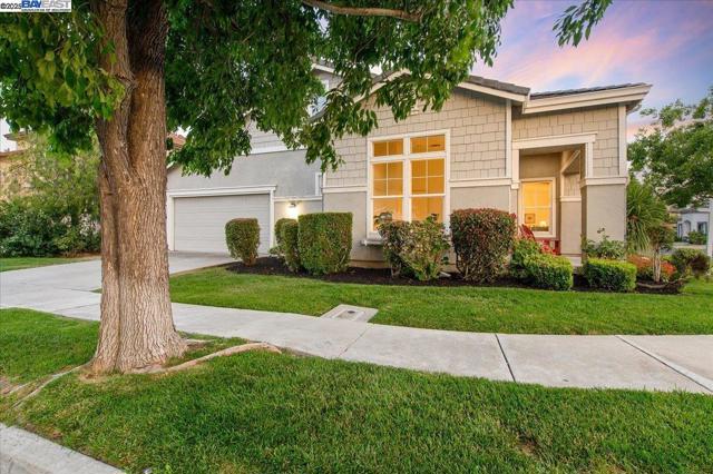 4946 Sequoia Ave, Dublin CA: https://media.crmls.org/mediaz/d5b53e51-e7d2-4e84-bec3-9054037d2156.jpg