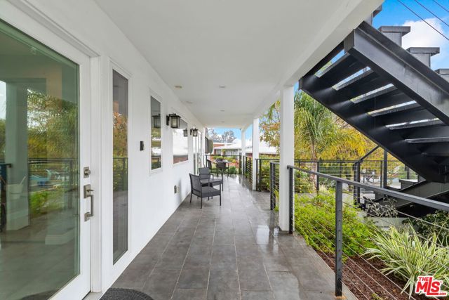436 Levering Avenue, Los Angeles CA: https://media.crmls.org/mediaz/d5b5645d-a2ed-46d3-83ea-0c0af927a141.jpg