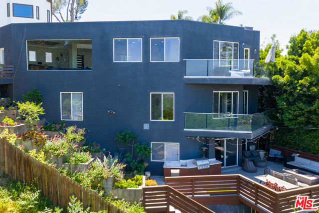 3865 Buena Park Drive, Studio City CA: https://media.crmls.org/mediaz/d5b5b2a9-8277-43a2-aa39-2283f7ccb603.jpg