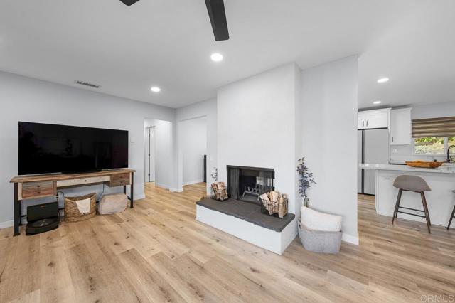 Detail Gallery Image 9 of 56 For 2442 Sunflower, Vista,  CA 92083 - 3 Beds | 2 Baths