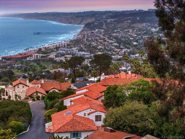 7520 Hillside Dr, La Jolla CA: https://media.crmls.org/mediaz/d5b61d73-ba09-4cbf-a40d-a8c86beae679.jpg