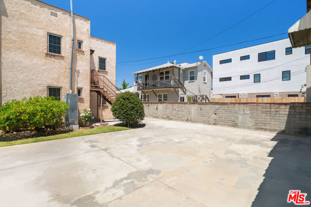 1744 Carmona Avenue, Los Angeles CA: https://media.crmls.org/mediaz/d5b639f1-f1bf-4804-be8b-377ad98d0d3c.jpg