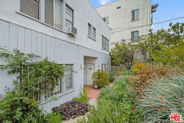827 Lucile Avenue, Los Angeles CA: https://media.crmls.org/mediaz/d5b6c622-180a-4844-b5a5-17b6509492b7.jpg