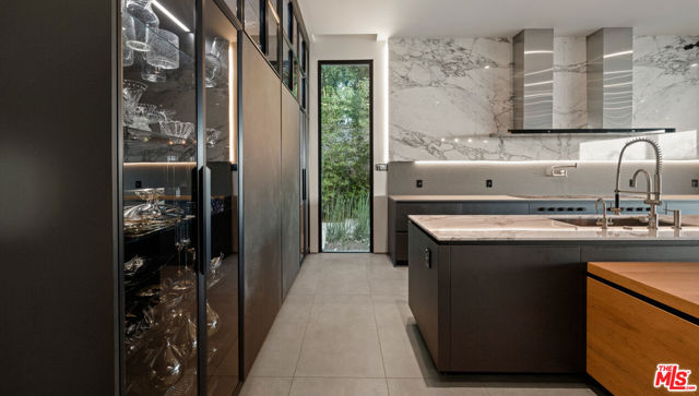 1140 Summit Drive, Beverly Hills CA: https://media.crmls.org/mediaz/d5b79927-ab26-4109-9064-3625f5adbc4e.jpg