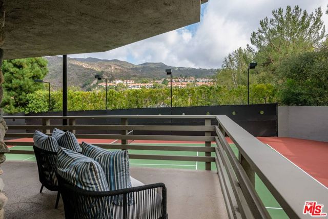 17765 Camino De Yatasto, Pacific Palisades CA: https://media.crmls.org/mediaz/d5b80f14-d524-4aa8-97c3-f0c4744a9ae9.jpg