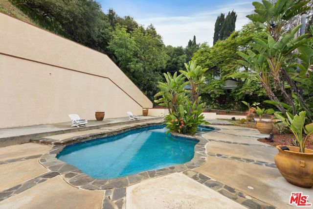 2431 Benedict Canyon Drive, Beverly Hills CA: https://media.crmls.org/mediaz/d5b93046-253e-478c-9602-b777d10bd966.jpg