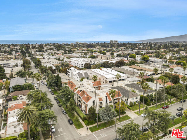 858 12th Street, Santa Monica CA: https://media.crmls.org/mediaz/d5b99cbd-d67b-4e77-8f43-d8f78a0d7617.jpg