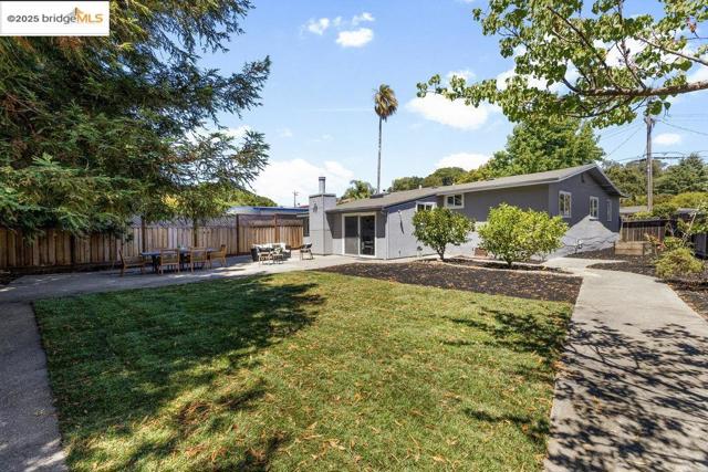 615 Manuel Dr, Novato CA: https://media.crmls.org/mediaz/d5ba46f6-c8e1-4eda-b5d9-f4a2c5e3d160.jpg