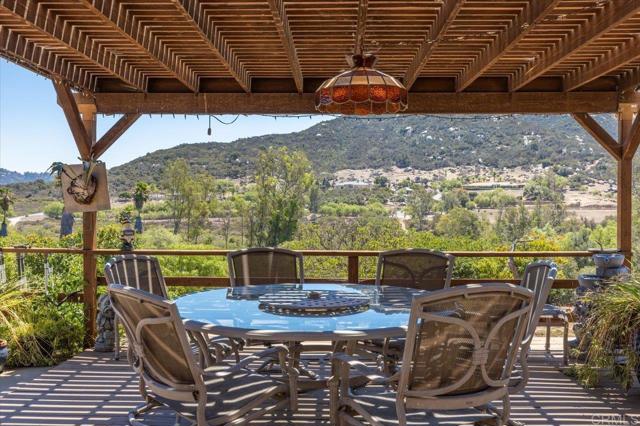 Detail Gallery Image 4 of 60 For 945 El Paseo, Vista,  CA 92084 - 4 Beds | 3 Baths